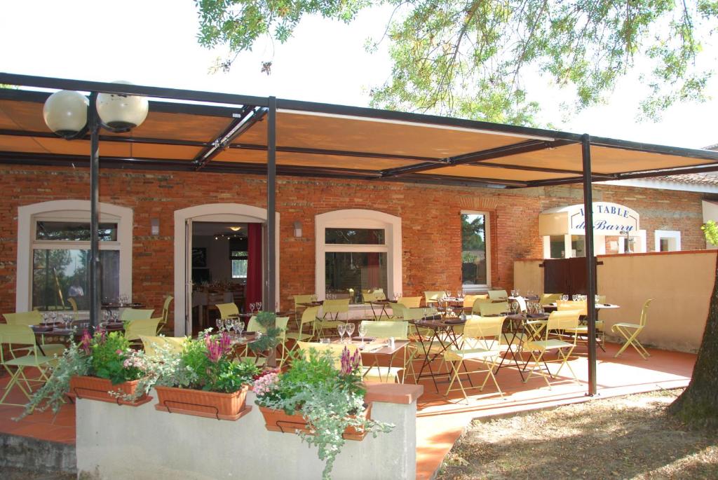 A restaurant or other place to eat at Hôtel Le Barry, Toulouse Nord