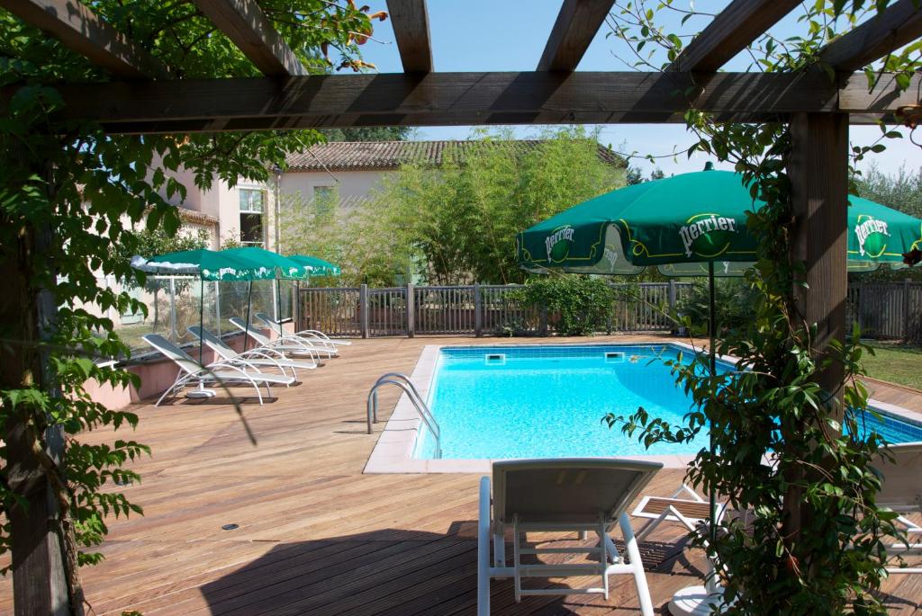 The swimming pool at or close to Hôtel Le Barry, Toulouse Nord