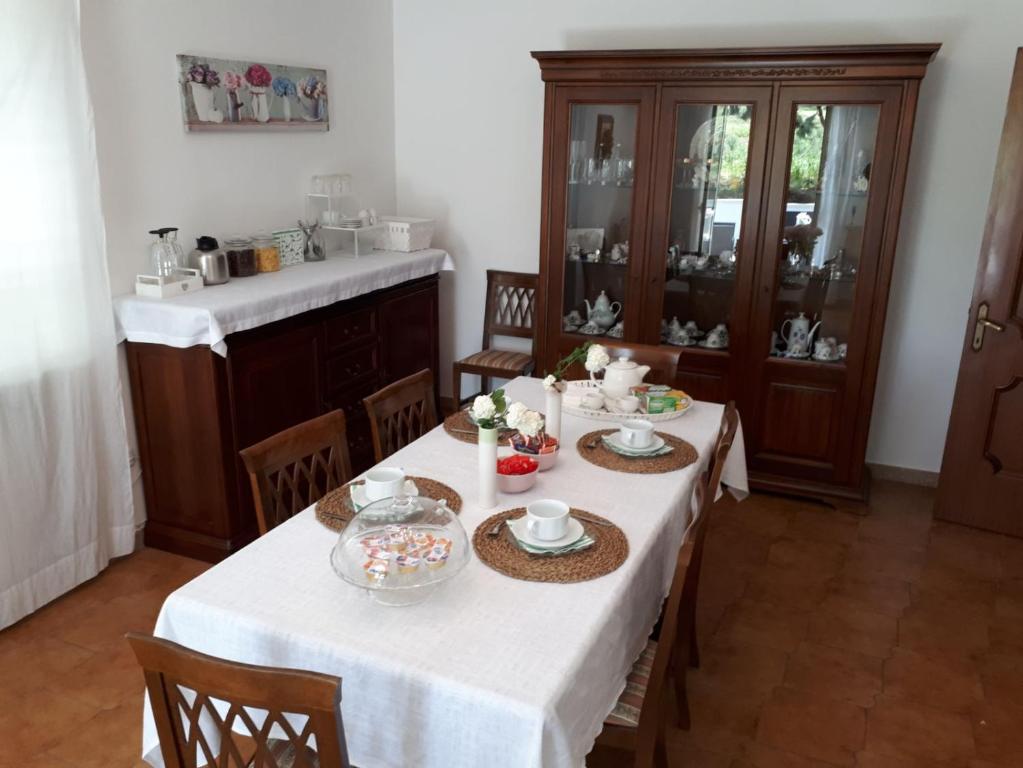 貝內文托的住宿－B&B Casa di Laura，厨房配有带白色桌布的桌子