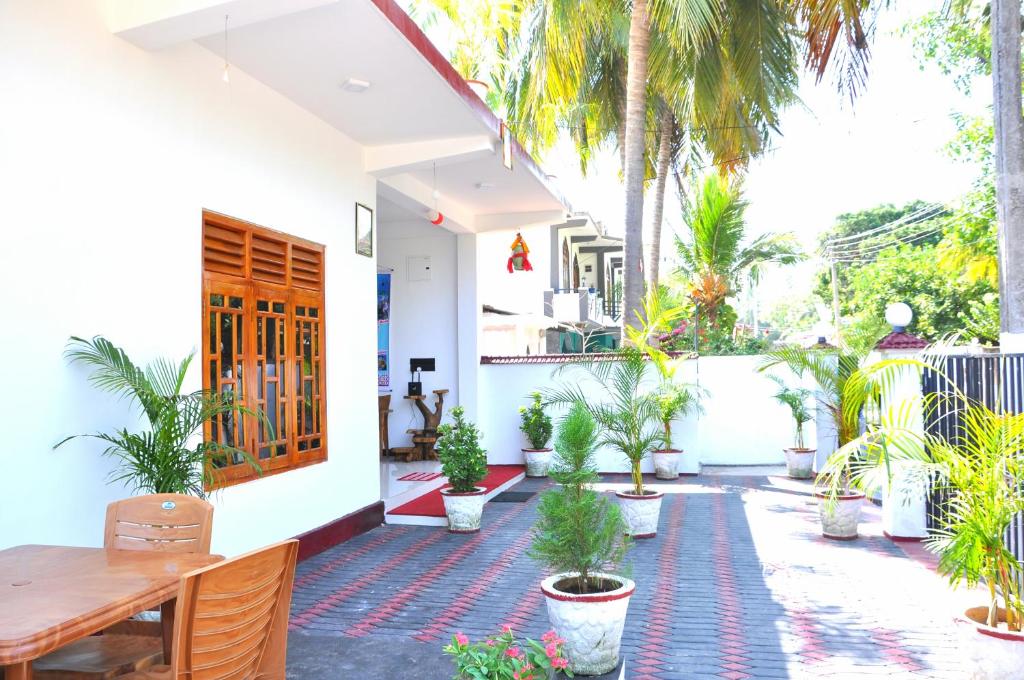 una casa con un patio con macetas en Hilton Cottage, en Trincomalee