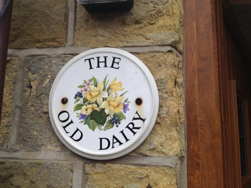 スカーバラにあるThe Old Dairyの煉瓦の壁の看板