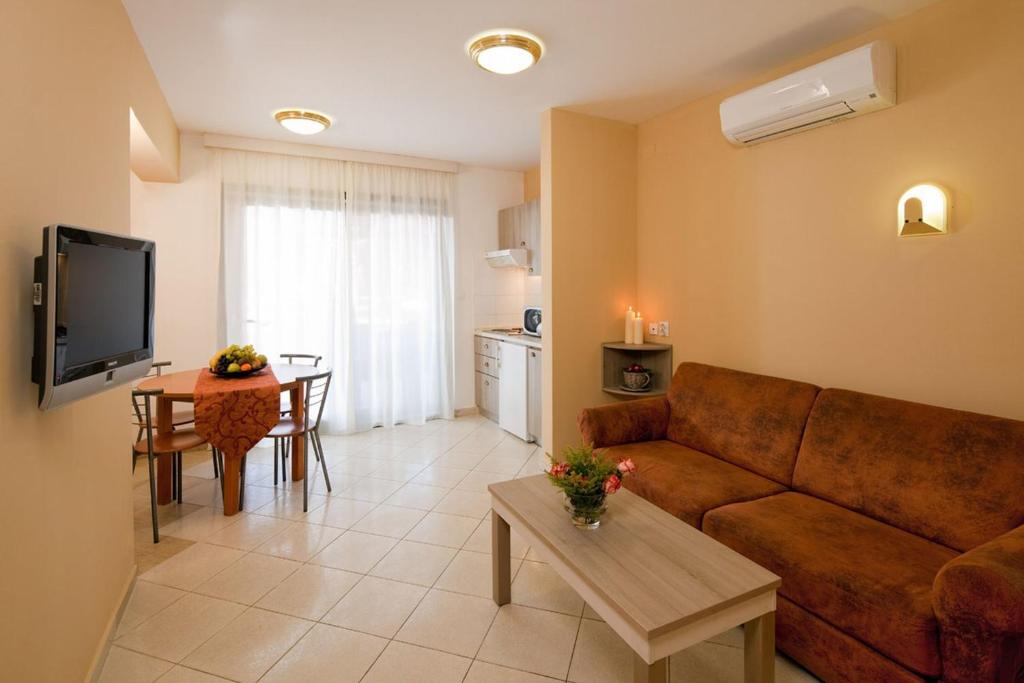 TV a/nebo společenská místnost v ubytování Apartments Amfora Plava Laguna