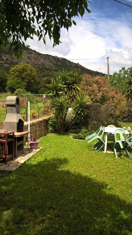 アファにあるVilla Pastriccialoneのピクニックテーブルとベンチ付きの庭
