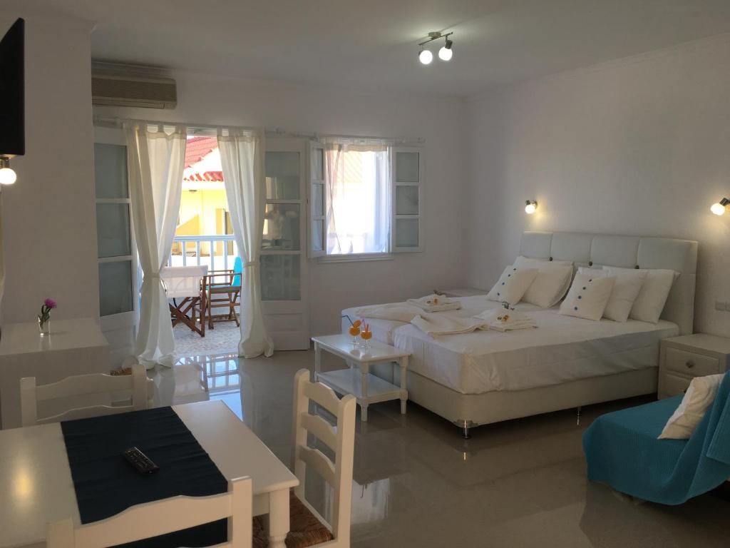 Łóżko lub łóżka w pokoju w obiekcie Limnionas Bay Village Hotel