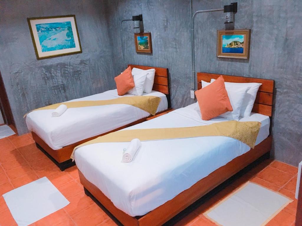 Postel nebo postele na pokoji v ubytování White Jail at Koh Tao Hostel