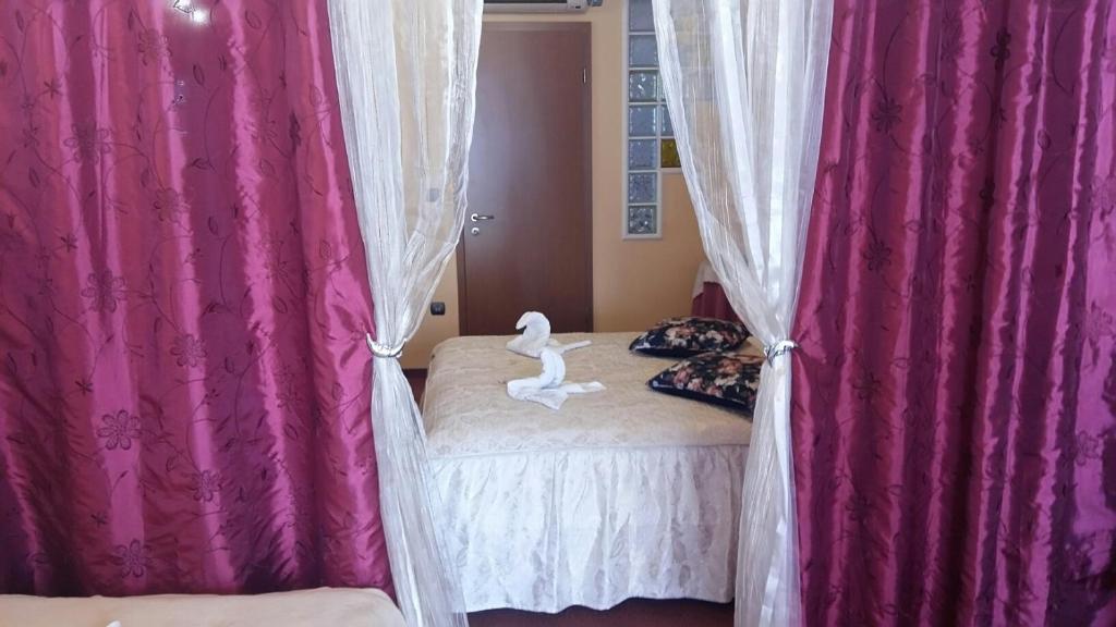 Postel nebo postele na pokoji v ubytování Hotel Isabell Győr