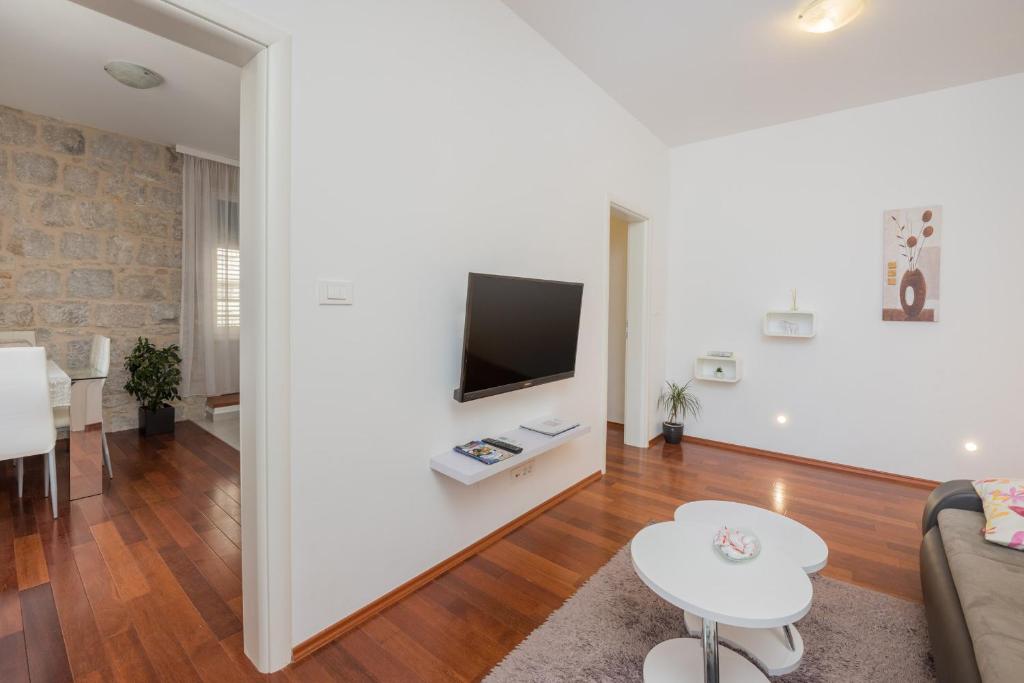 Televízia a/alebo spoločenská miestnosť v ubytovaní Fairy Of The Seas Apartments