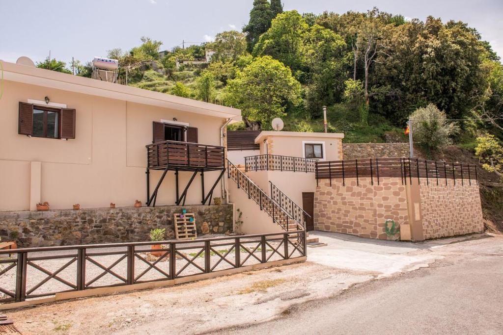 una casa con una scala di fronte di Marika Traditional Home a Élos