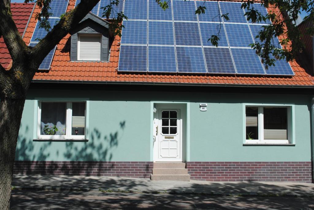 ein Haus mit Sonnenkollektoren auf dem Dach in der Unterkunft FeWo Meikoe in Lutherstadt Eisleben