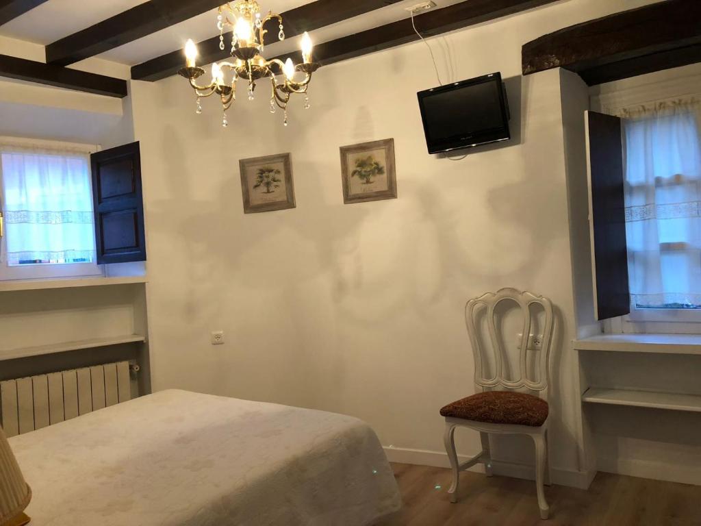 Televízia a/alebo spoločenská miestnosť v ubytovaní Posada La Casona De Ucieda