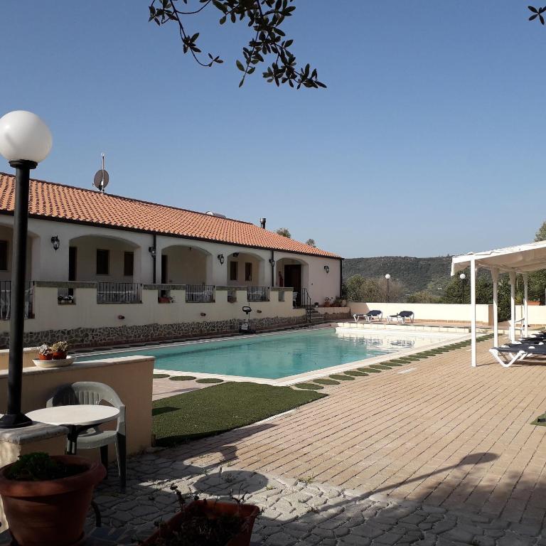 Bazén v ubytování Hotel Valle del Cedrino nebo v jeho okolí