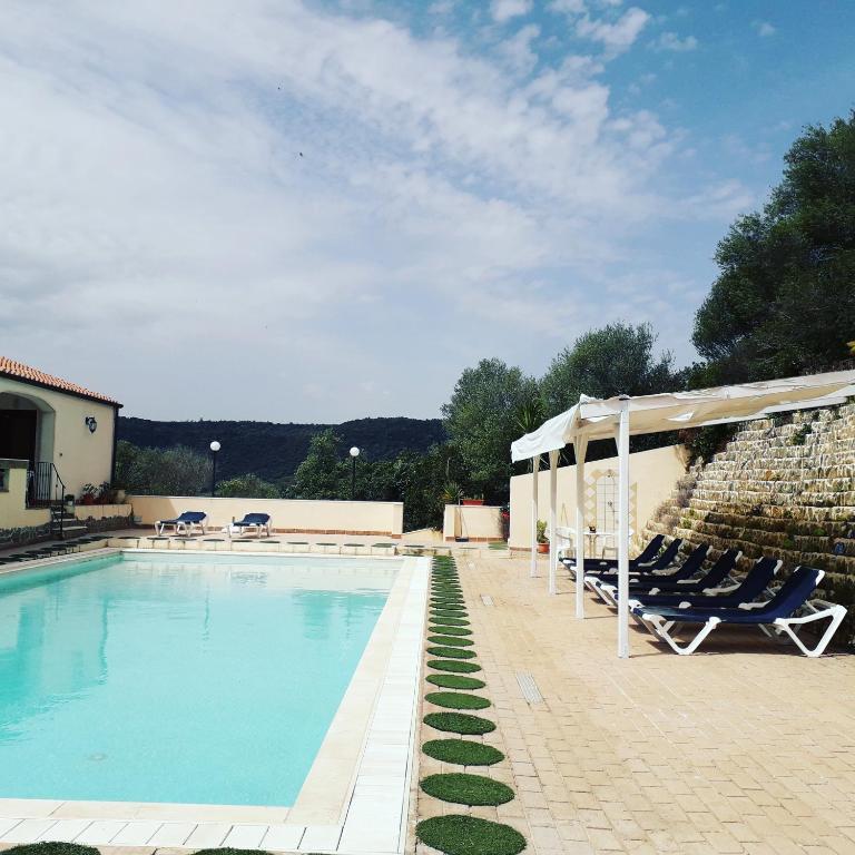 Bazén v ubytování Hotel Valle del Cedrino nebo v jeho okolí