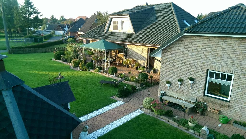 an aerial view of a house with a garden at Ferienwohnung-Treeneblick in Schwabstedt