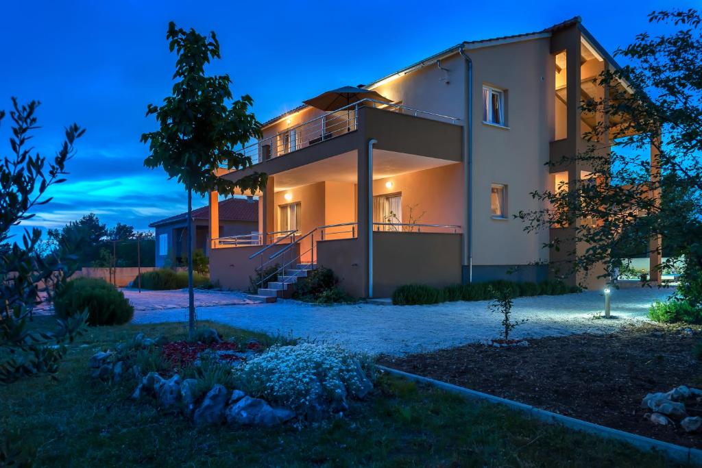uma casa à noite com as luzes acesas em Guesthouse Miranda NP Krka em Lozovac