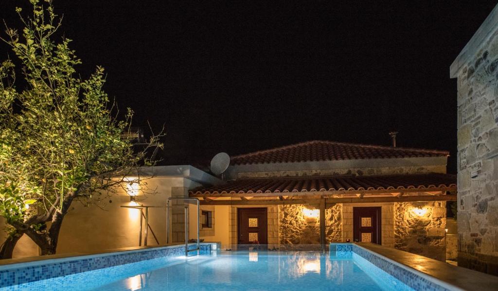 Bazén v ubytovaní PRIVATE Sapphiros Villa alebo v jeho blízkosti