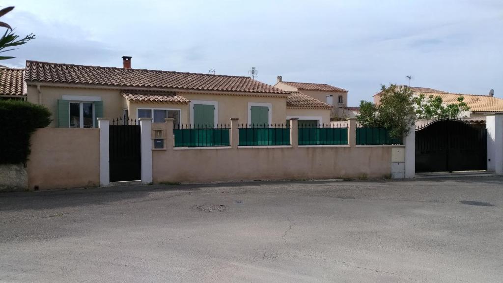 una casa con una puerta y una valla en L'ilot de Carpentras en Carpentras