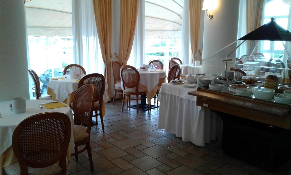 A restaurant or other place to eat at Hotel Trevi Riccione, in centro sul mare con cucina