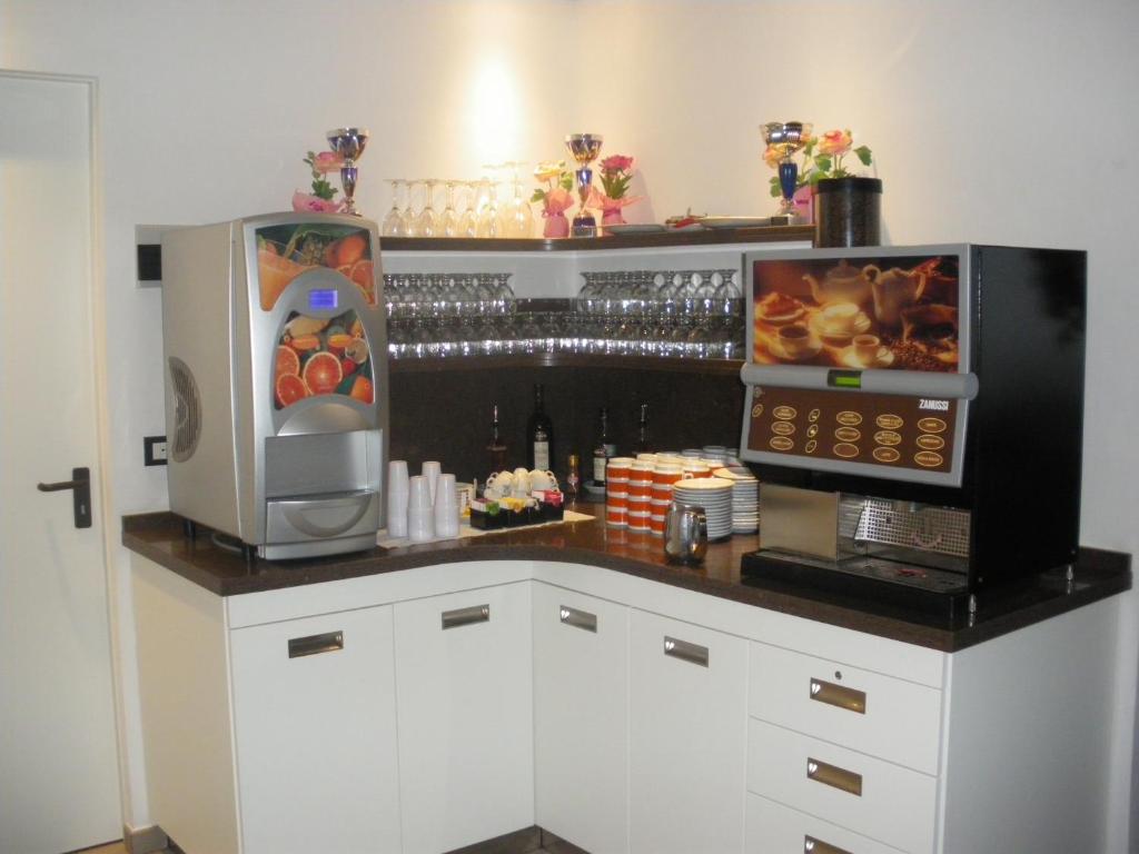 Kuchyň nebo kuchyňský kout v ubytování Hotel Amedeo