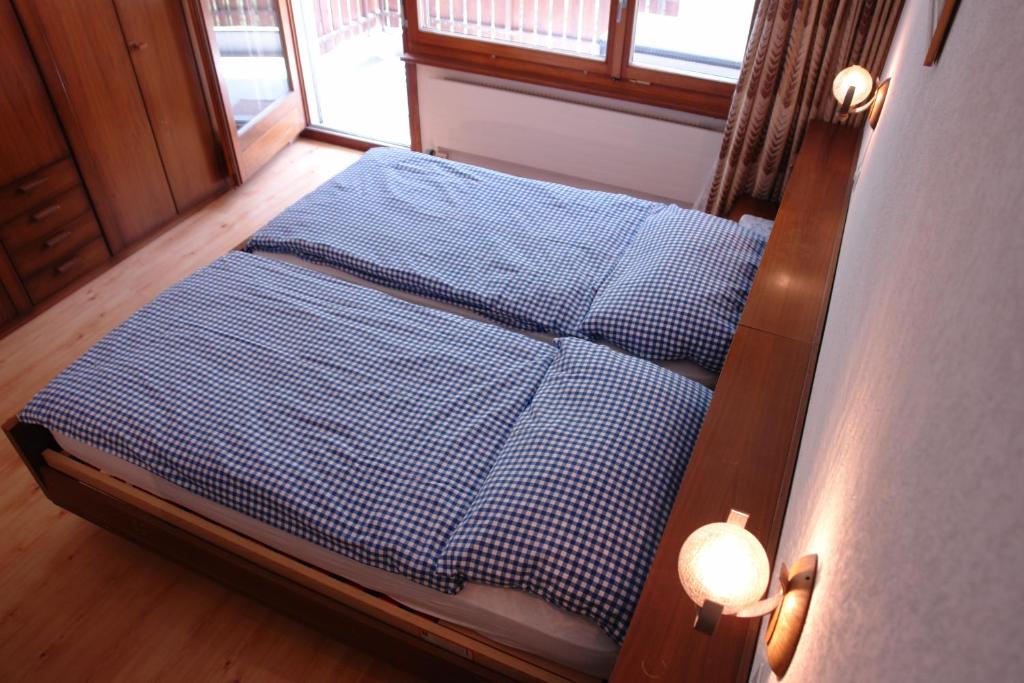 Uma cama ou camas num quarto em Myzermatt Monazit