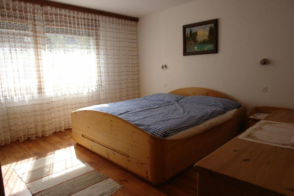 Uma cama ou camas num quarto em Myzermatt Monazit