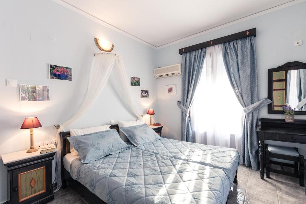 Postel nebo postele na pokoji v ubytování Yianna Hotel