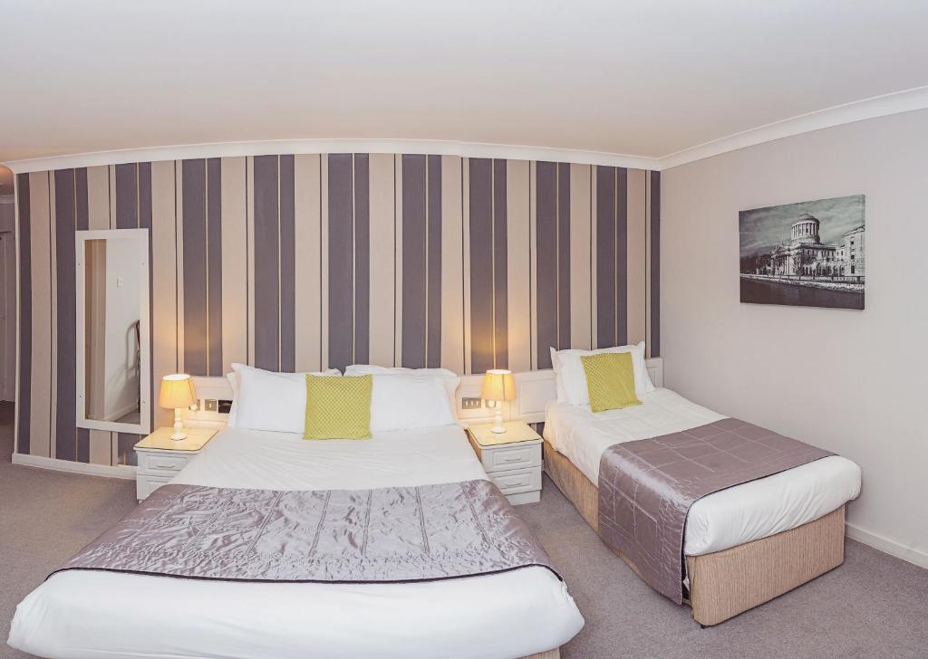 pokój hotelowy z 2 łóżkami i 2 lampami w obiekcie Ardree House B&B w Killarney