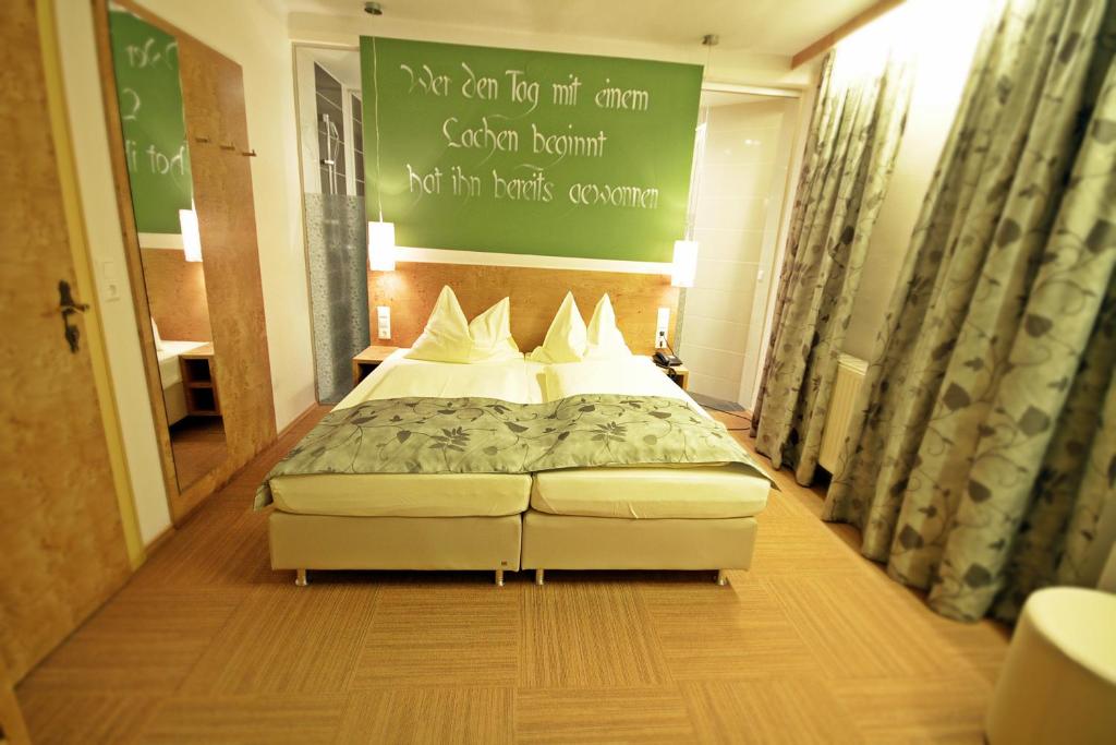 Postel nebo postele na pokoji v ubytování Hotel-Restaurant Forellenhof