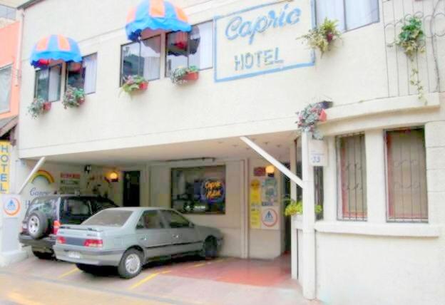 um carro estacionado num parque de estacionamento em frente a um hotel em Hotel Capric em Viña del Mar