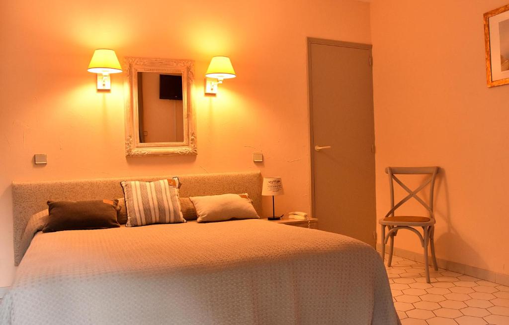 Postel nebo postele na pokoji v ubytování Hotel Les Mazets Des Roches