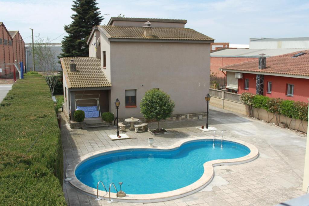 a swimming pool in the backyard of a house at CA L'AMPURDANES in Alcoletge