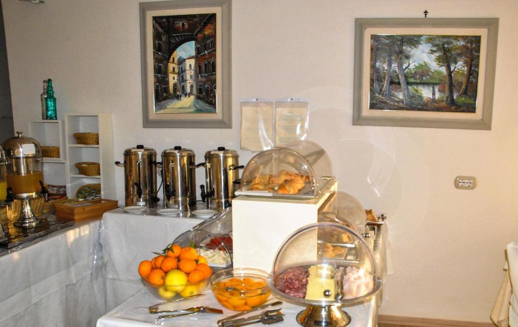 a kitchen counter with a mixer and a bowl of fruit at Hotel Villa Fiorita in Sorrento