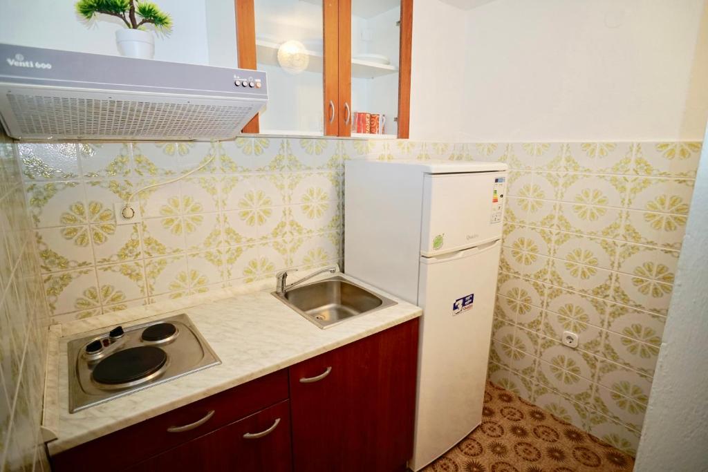 Kuchyňa alebo kuchynka v ubytovaní Piscina Apartments
