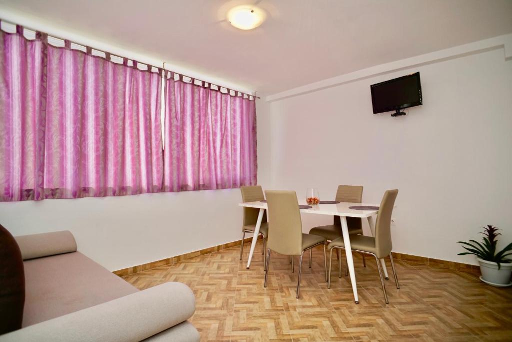 Televízia a/alebo spoločenská miestnosť v ubytovaní Piscina Apartments
