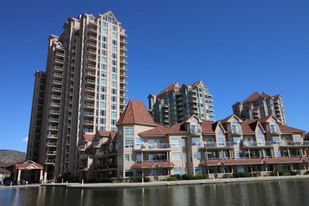 un grupo de edificios altos junto a un cuerpo de agua en Sunset Waterfront Resort by Discover Kelowna Resort Accommodations, en Kelowna