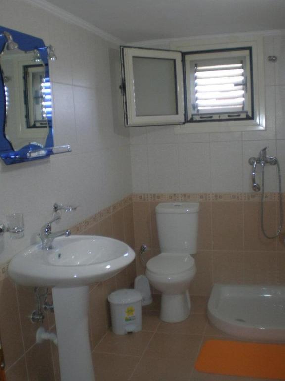 Koupelna v ubytování Dhori House Dhermi