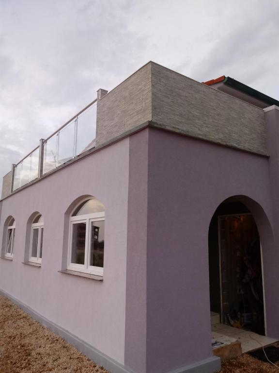 Budova, v ktorej sa apartmán nachádza