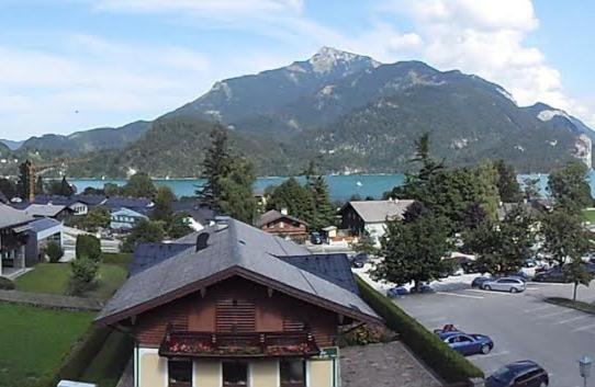 Vista generica sulle montagne o vista sulle montagne dall'interno dell'appartamento