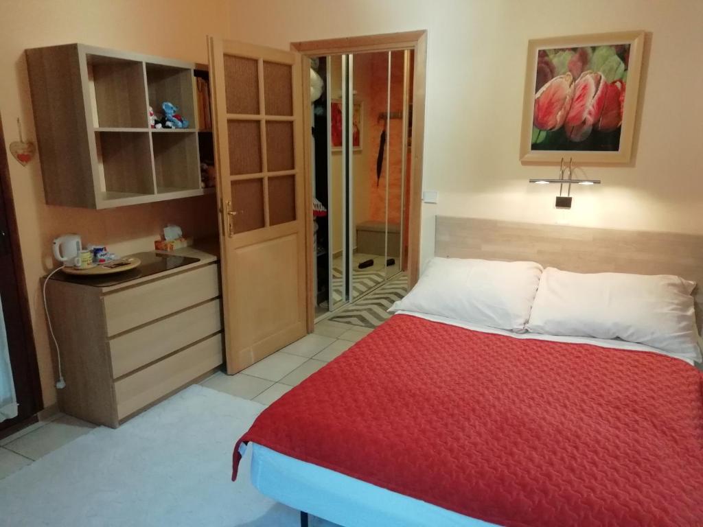 - une chambre avec un lit rouge et une salle de bains dans l'établissement Chambre plein comfort, à Vimy