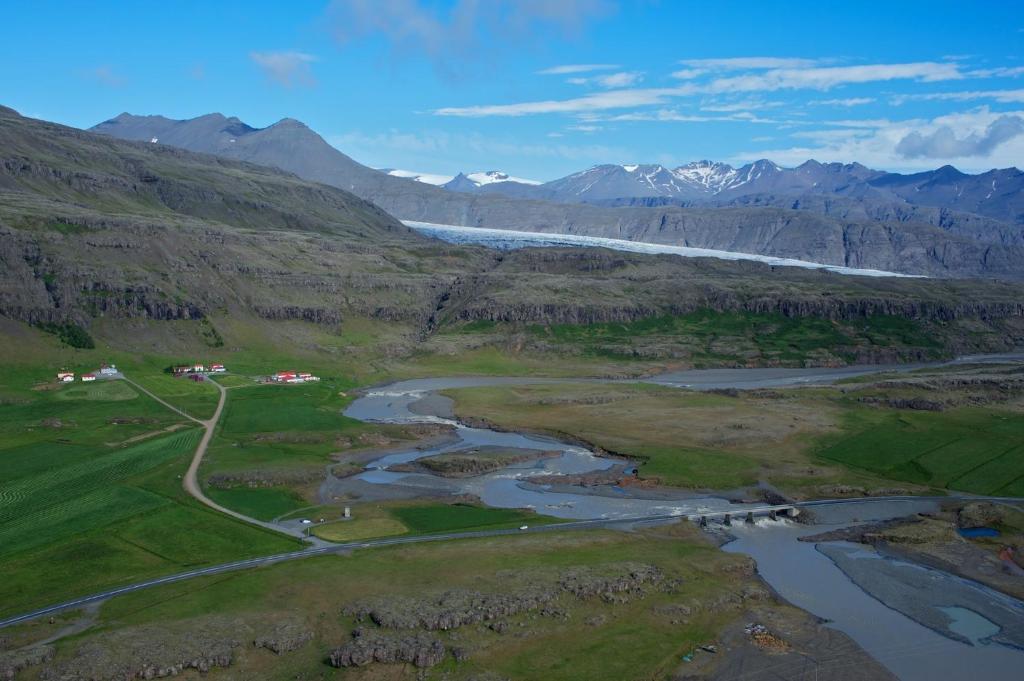 eine Luftansicht auf ein Tal mit Fluss und Bergen in der Unterkunft Guesthouse Skálafell in Skálafell