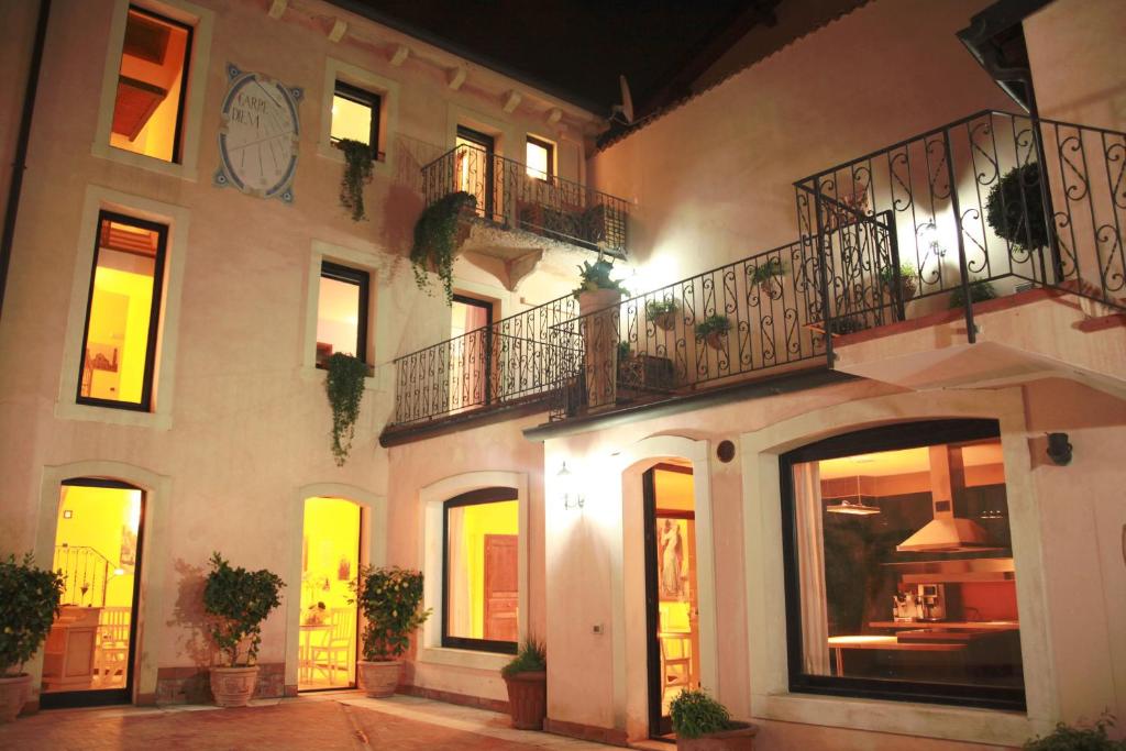The building in which a vendégházakat is located