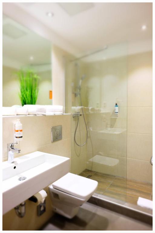 
Family Room (2 Adults + 1 Child)
