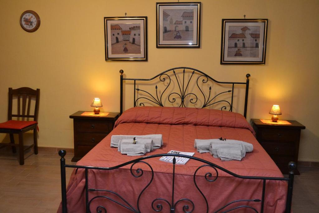 een slaapkamer met een bed met twee handdoeken erop bij B&B Jolly house Bolognetta in Bolognetta