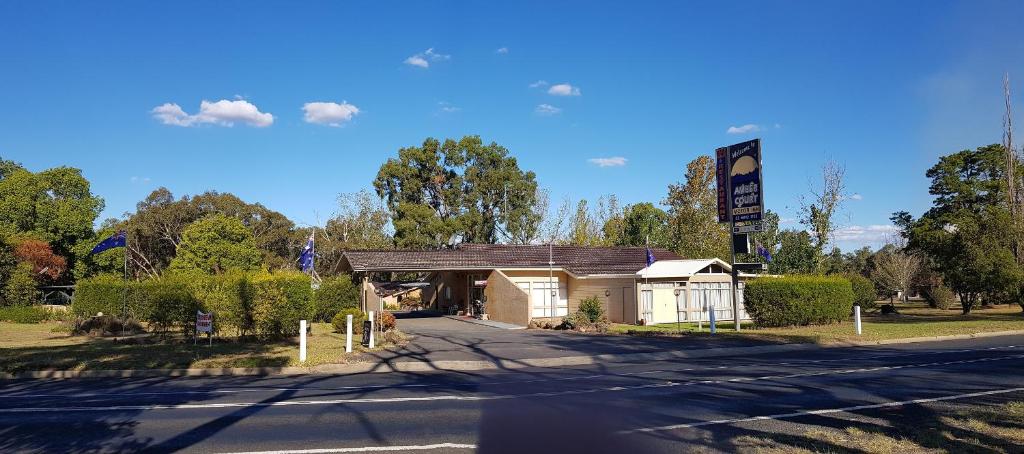 um pequeno edifício ao lado de uma estrada em Amber Court Motor Inn em Coonabarabran