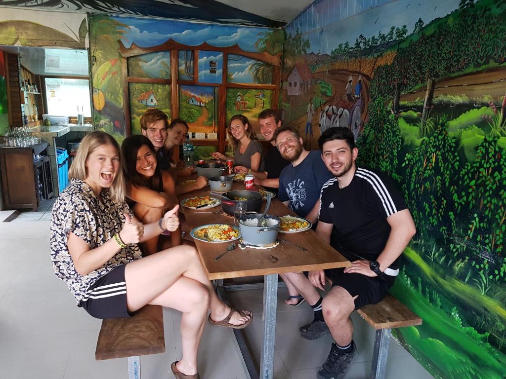 een groep mensen aan een tafel in een restaurant bij Monteverde Backpackers in Monteverde Costa Rica