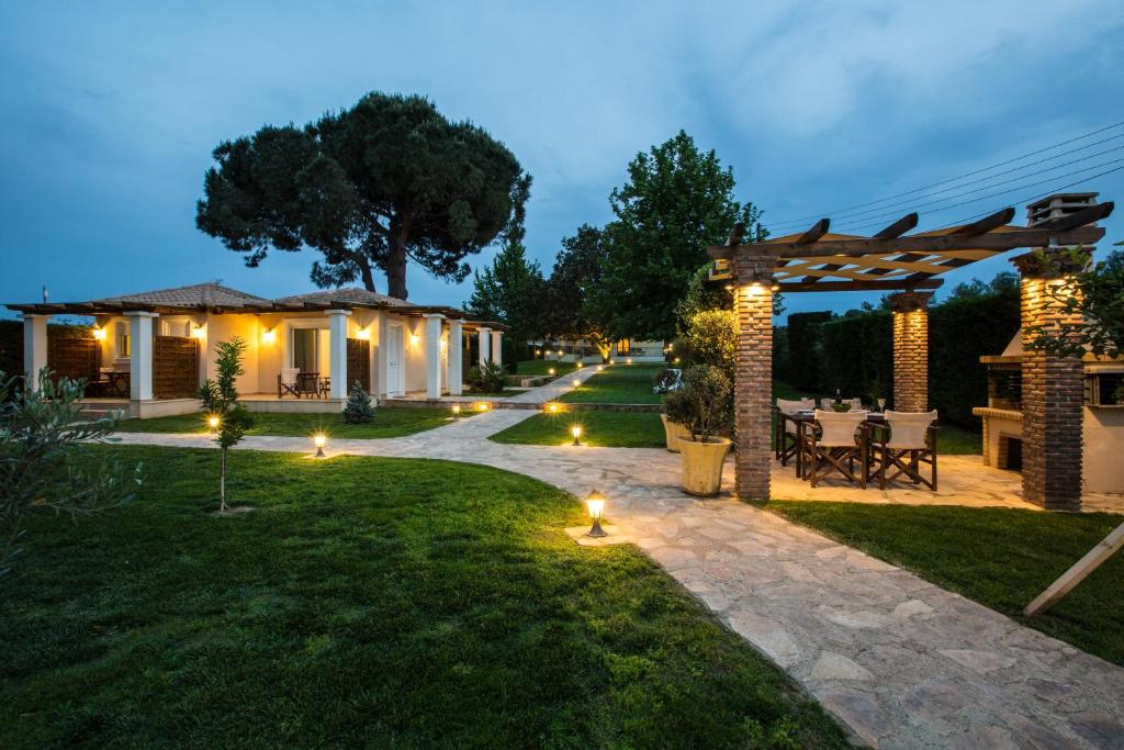 un jardín con pérgola y un patio en Fragos Garden Studios en Kyllini