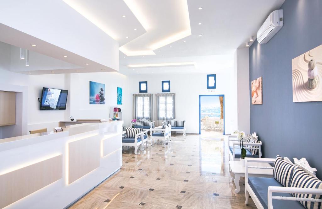 A television and/or entertainment centre at Hotel Sunshine