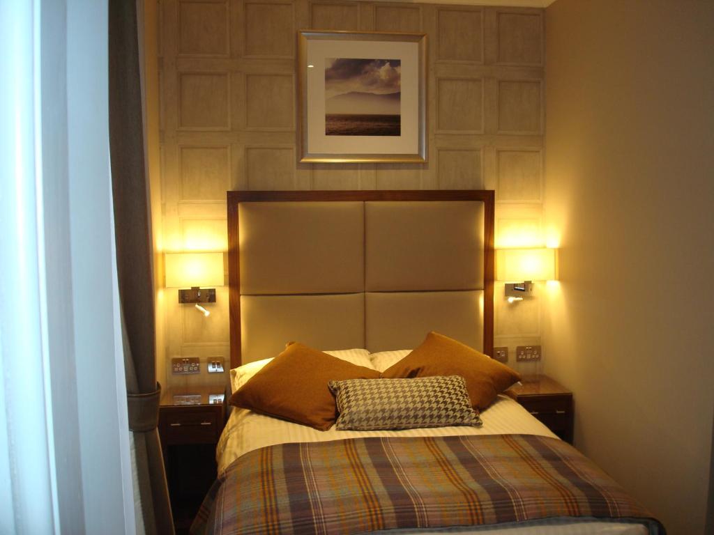 Postel nebo postele na pokoji v ubytování Cruachan Hotel