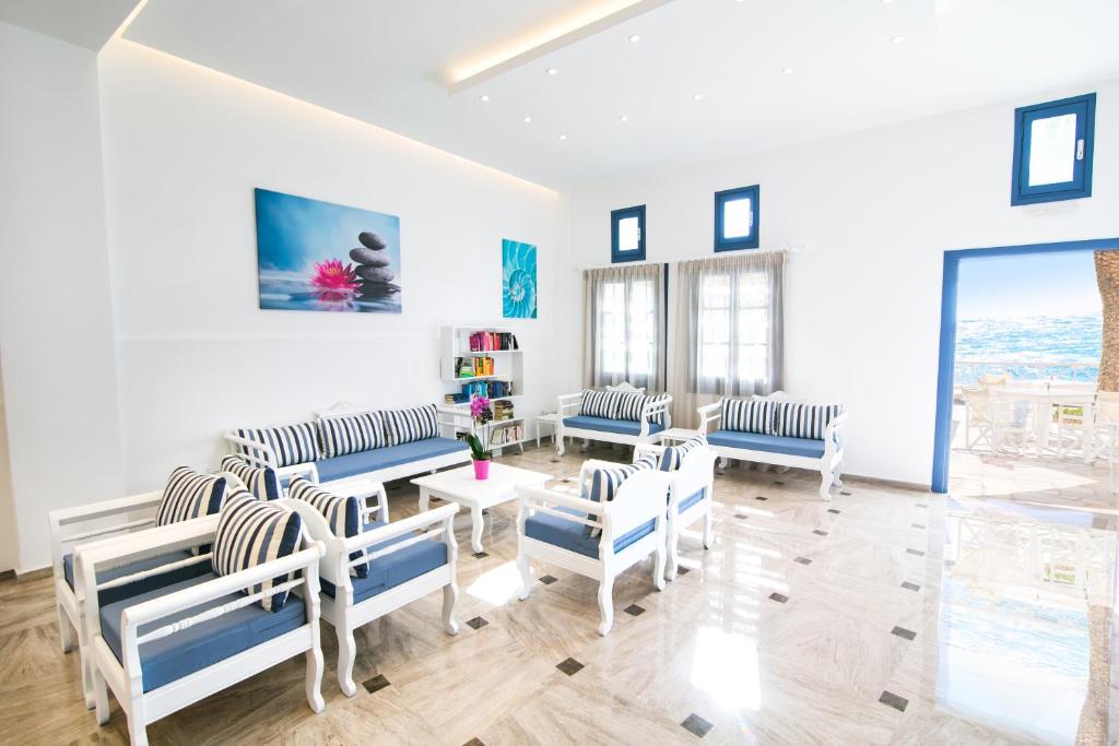 A seating area at Hotel Sunshine