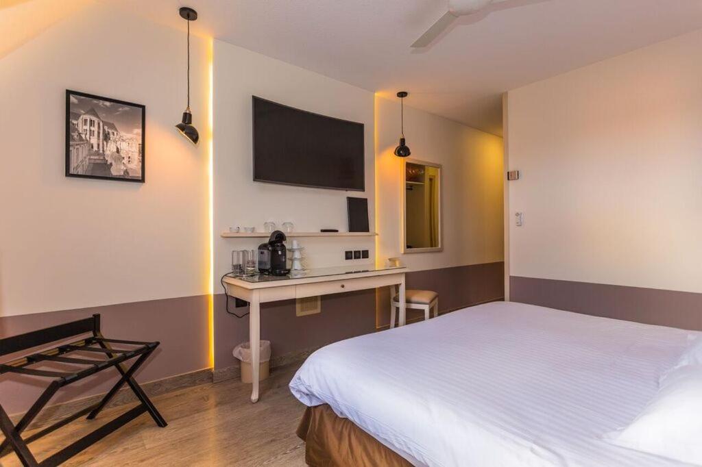 TV a/nebo společenská místnost v ubytování Cit'Hotel - Hotel Le Cèdre