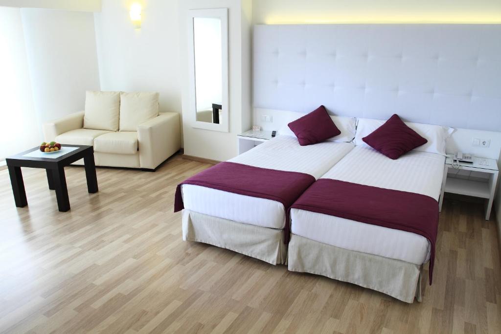 Cama o camas de una habitación en Hotel Albahia Alicante